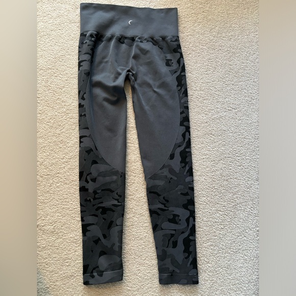 Gray Camo Performance Hi-rise 7/8 24" - Picture 2 of 4